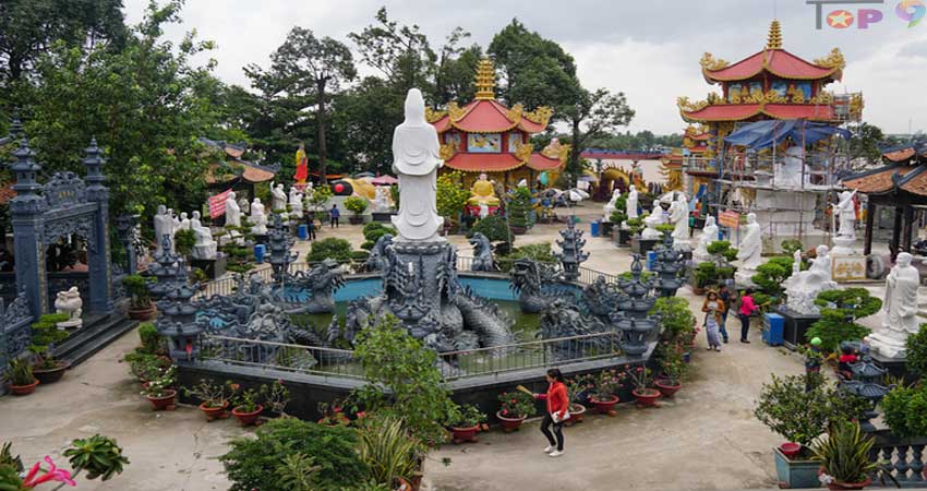 dung-quen-ghe-tham-cac-ngoi-chua-thanh-tinh-view-dep-o-sai-gon-7